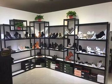 Chine Conception adaptée aux besoins du client par étalage populaire simple de support d'étagères de chaussure de vente au détail en métal fournisseur